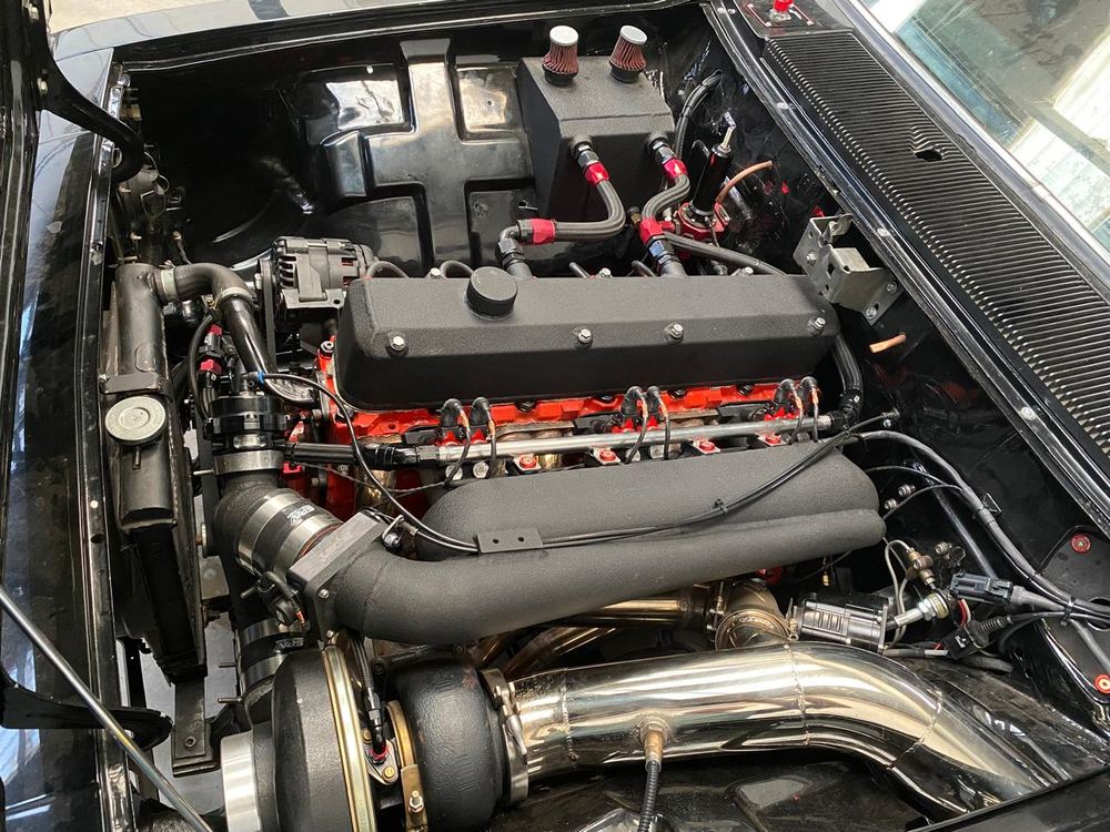 Cofre de um GM 6 cilindros turbo com chicote feito sob medida e injeção FuelTech FT600